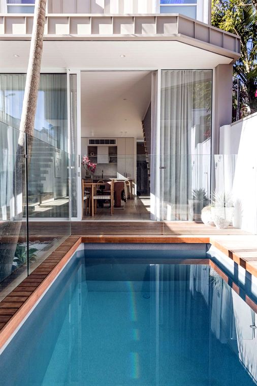 Precast concrete swimming pool